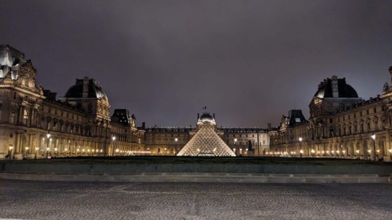 Paris : Late Night Louvre Tiny Group Tour