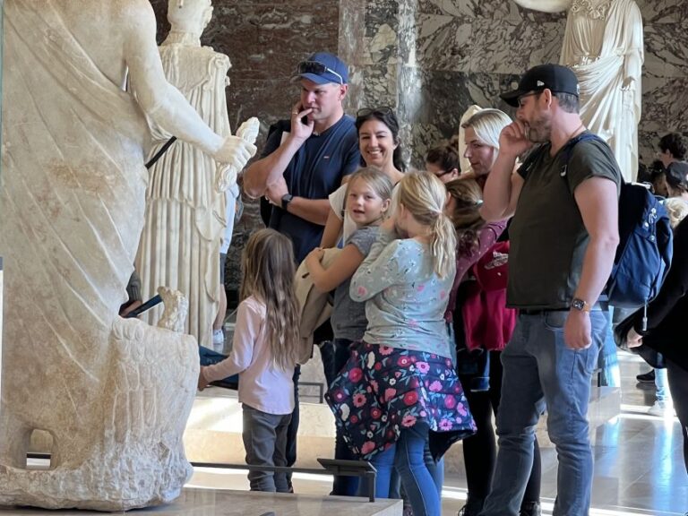 Paris Louvre: 2-Hour Private Tour for Groups or Families