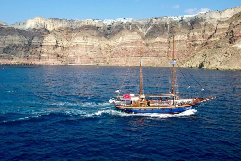 Santorini: Mythical Day Trip to Akrotiri With Volcano Cruise