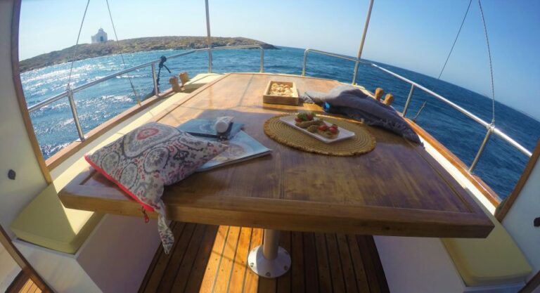 Semiprivate Kaiki Cruise to Antiparos & Despotiko With Lunch