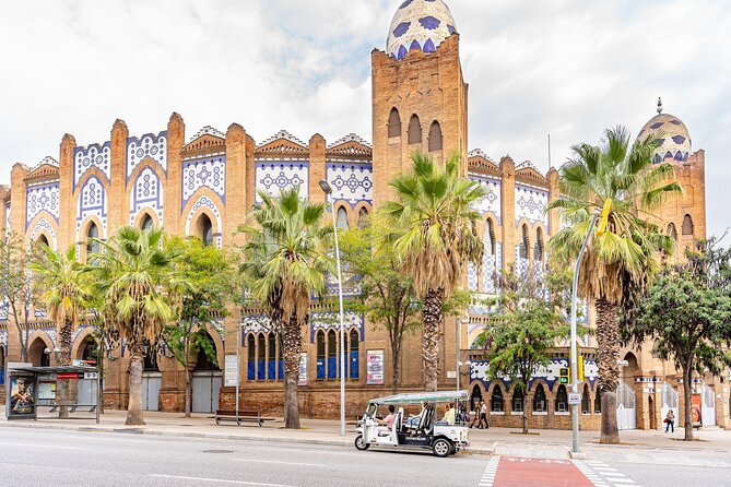 Tour of Historic Barcelona in Private Eco Tuk Tuk