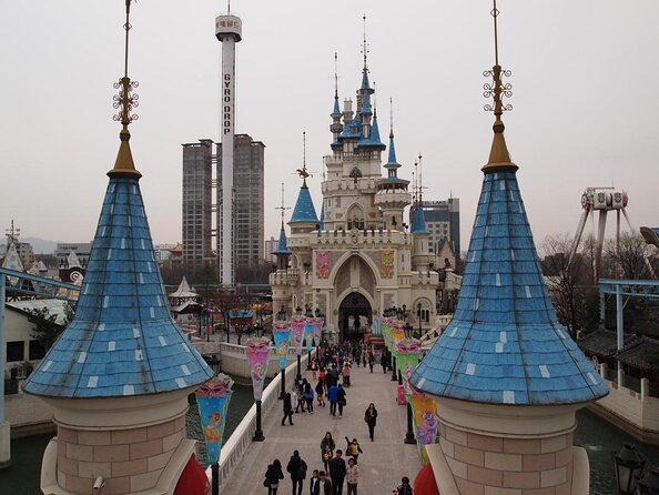 Full-Day Private Lotte Tower, Aquarium and Lotte World Theme Park Tour  - Thrills at Lotte World Theme Park