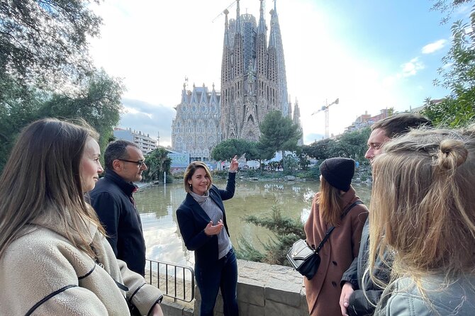 Sagrada Familia & Guell Park Small Group Tour With Drink & Tapa - Whats Included