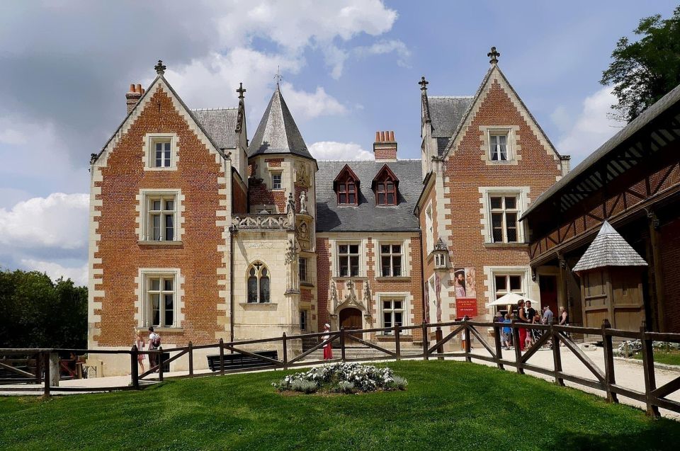 Clos Lucé: Da Vincis Castle Private Guided Tour With Ticket - Inclusions and Meeting Point