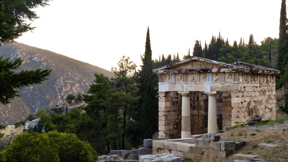 Delphi: Spanish Guided One Day Tour - Tour Description