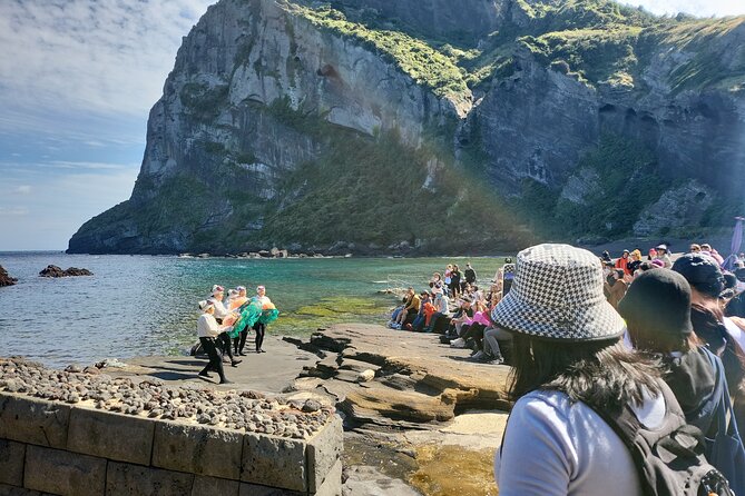 Private Day Jumbo Taxi Tour Experienced Driver in Jeju Island - Vehicle Amenities and Inclusions