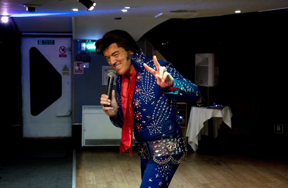 London: Dinner Cruise With Elvis Tribute on the Thames River - Customer Reviews