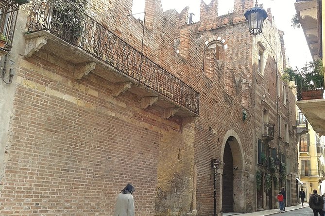 Passionate Verona: Living Romeo and Juliets Story - Directions