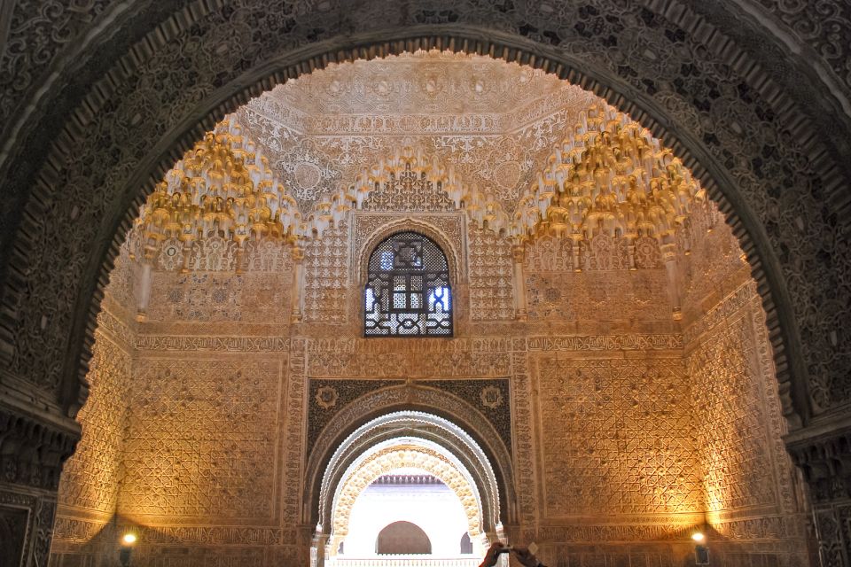 Granada: Alhambra, Nasrid, and Generalife Private Tour - Direction