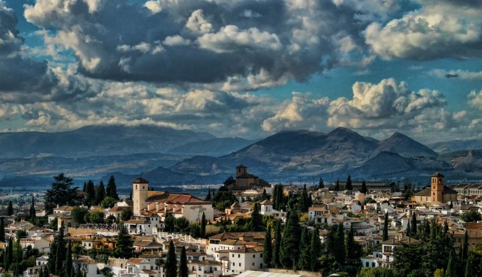 Granada: Alhambra, Generalife & Albaicin Private Tour - Key Points