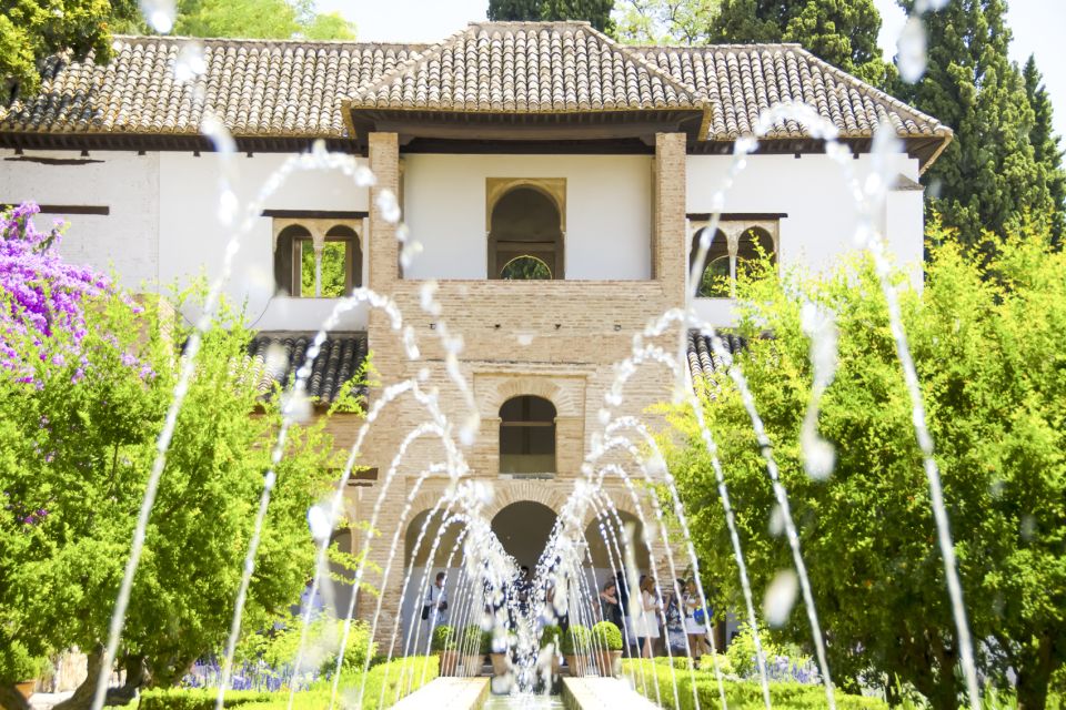 Granada: Alhambra, Nasrid, and Generalife Private Tour - Key Points