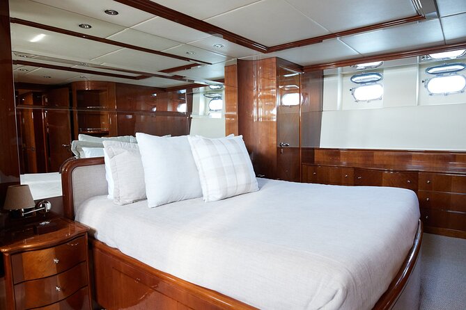 Number Juan 100ft Yacht Azimut Rental - Key Points