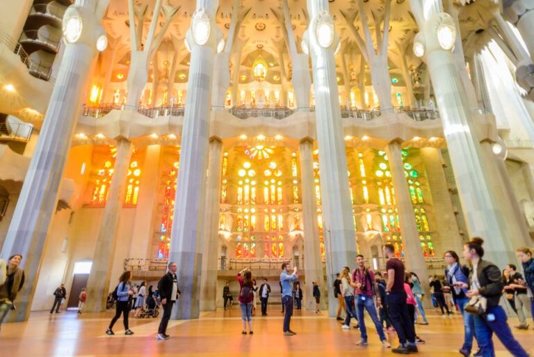 Barcelona: Sagrada Familia Fast-Track Guided Tour