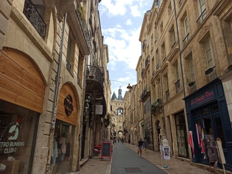 Bordeaux: 1.5-Hour Mystery Walking Tour in French