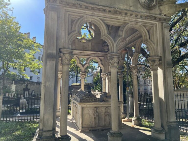 Paris: Haunted Père Lachaise Cemetery Guided Tour