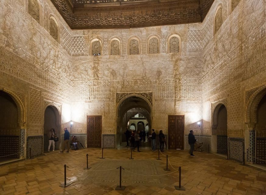 Granada: Alhambra and Nasrid Palaces Private Tour - Experience