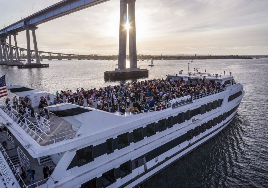 San Diego: Christmas Eve Buffet Brunch or Dinner Cruise - Winter Holiday Dinner Menu