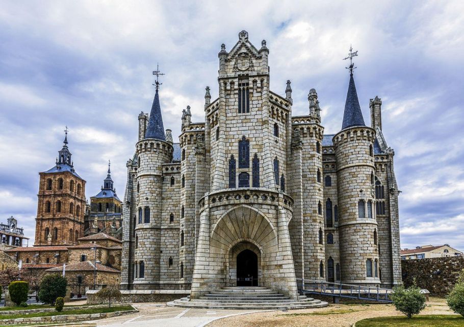 Astorga Episcopal Palace Ticket & In-App Audio Tour (ENG) - Palace Highlights