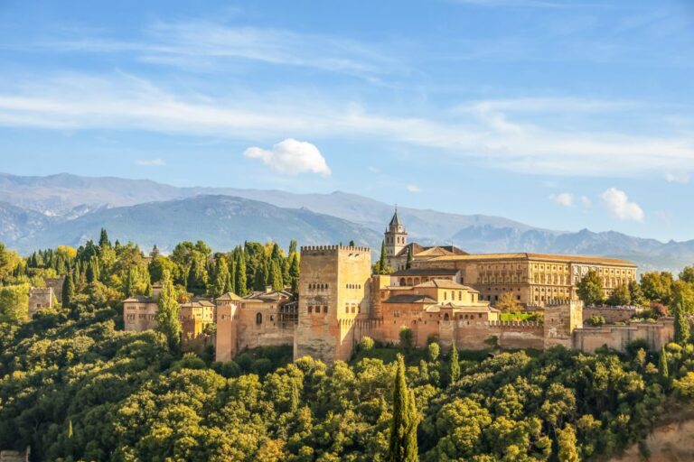 Granada: Private Fast-Track Alhambra and Albaicin Tour