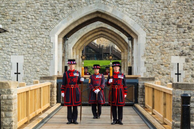 London: Tower of London Beefeater Welcome & Crown Jewels