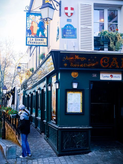 Montmartre: Semi Private Guided Stroll in Bohemian Paris