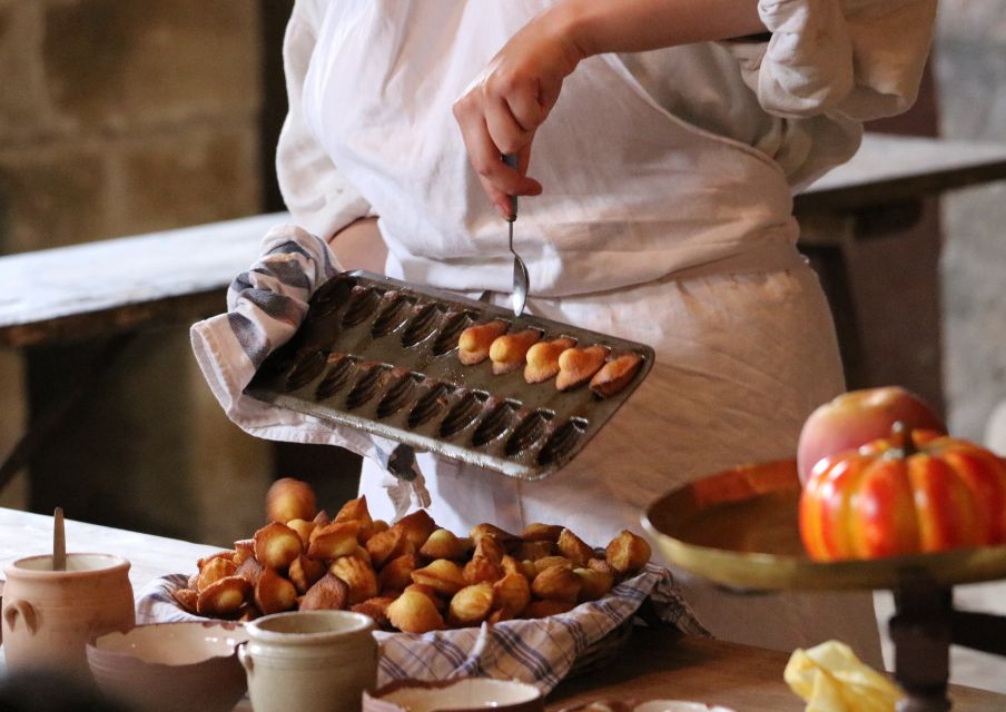 Paris: Montmartre Culture and Local Pastries Walking Tour - Discovering Montmartres Hidden Gems