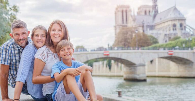 Paris: Private Museum and Highlights Tour for Families