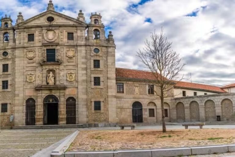 Private Tour Avila and Segovia With Hotel Pickup