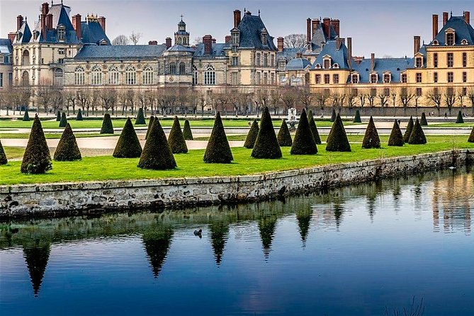 Round Transfer to Fontainebleau and Vaux Le Vicomte From Paris