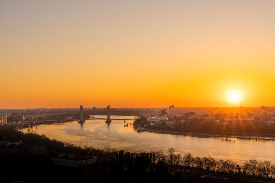 Bordeaux: Evening Apéritif Cruise on the River Garonne - Experience the River Garonne