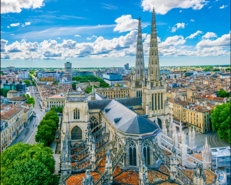 Bordeaux: Historic Center Walking Tour and Candy Tastings - Explore the Historic Center