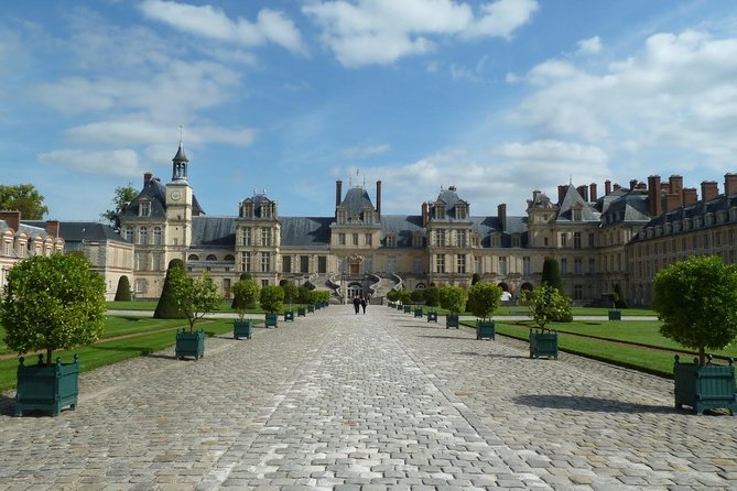 Round Transfer to Fontainebleau and Vaux Le Vicomte From Paris - Pickup Information and Refund Policy