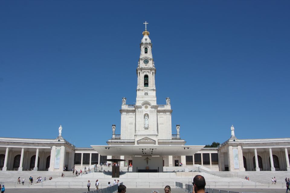 Lisbon: Full-Day Tour of Fátima, Batalha, Nazaré, and Óbidos - Batalha Monastery Exploration