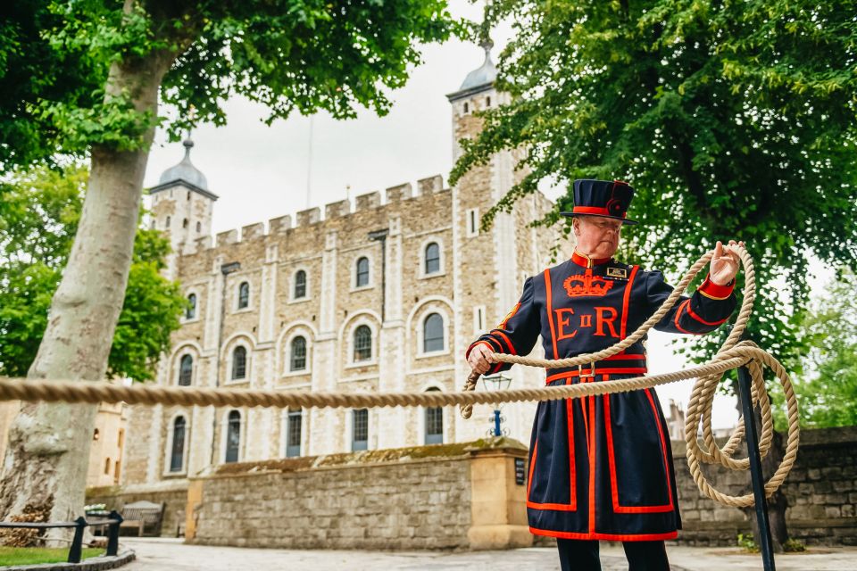 London: Tower of London Beefeater Welcome & Crown Jewels - Directions