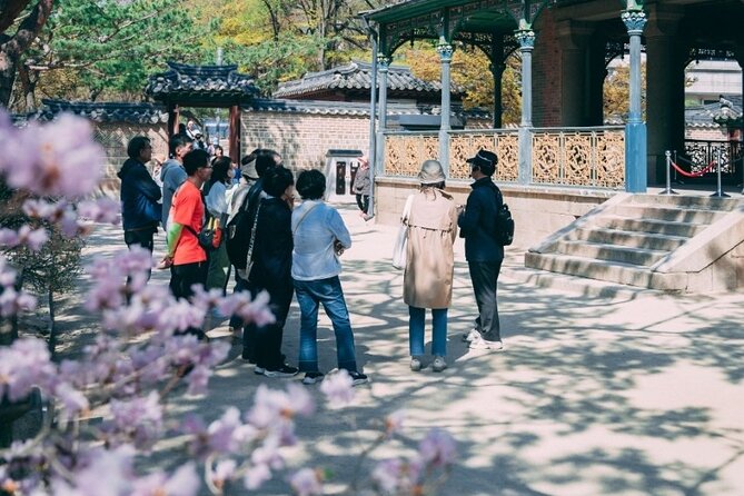 Seoul Spectrum: Walking Through Koreas Rich Heritage - Navigating Seouls Bustling Streets