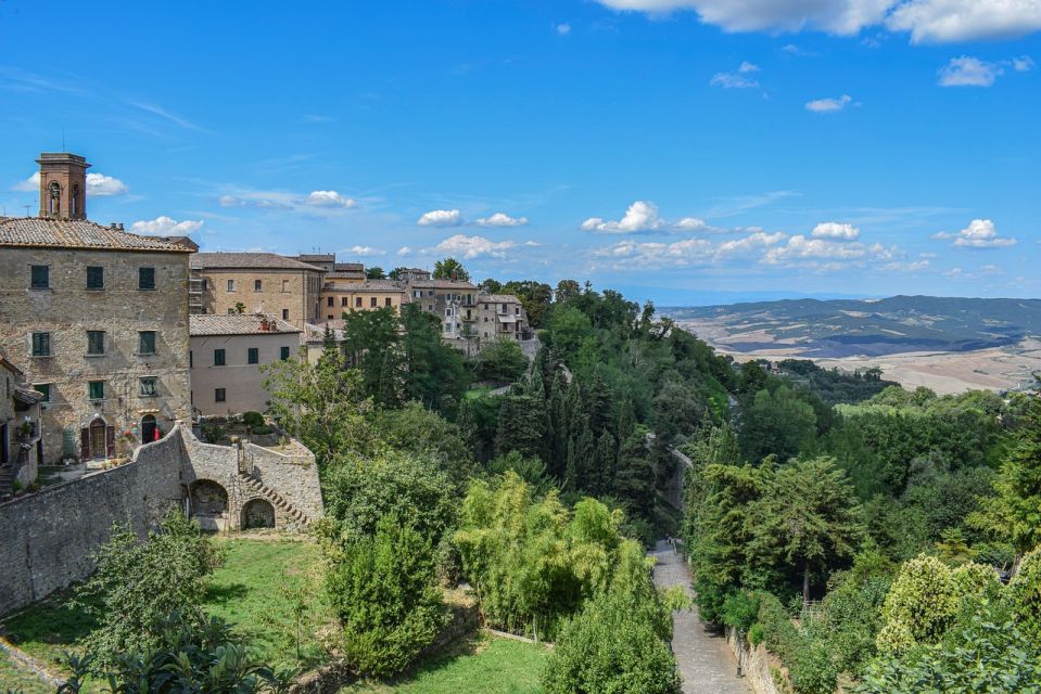 Bolgheri / Volterra / Florence-Tour in Ferrari - Key Points