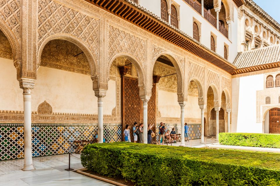 Granada: Alhambra & Nasrid Palaces Tour With Tickets - Key Points