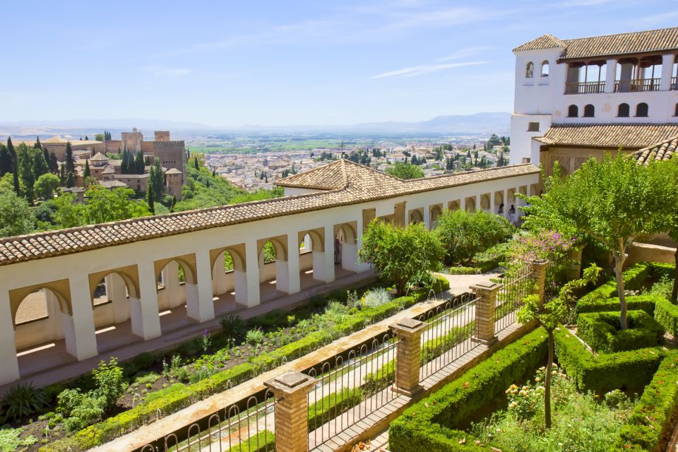 Granada: Alhambra Small Group Tour With Nasrid Palaces - Key Points