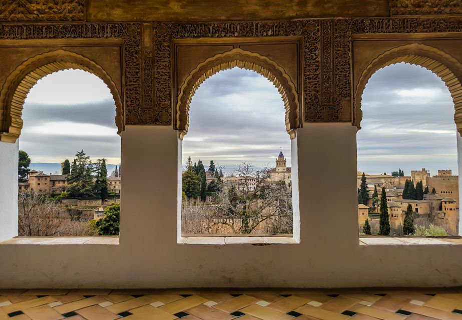 Granada: Private Fast-Track Alhambra and Albaicin Tour - Key Points