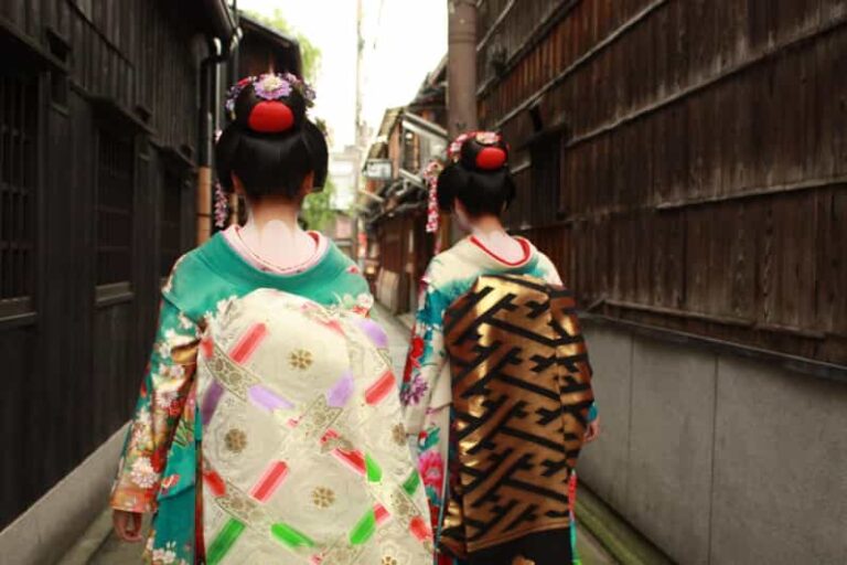 Kyoto: Geisha District Guided Walking Tour at Night