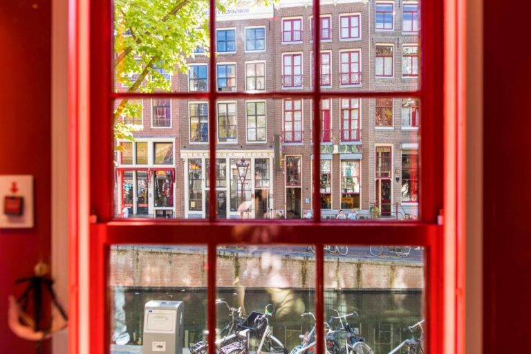 Amsterdam: Red Light Secrets Museum and 1-Hour Canal Cruise