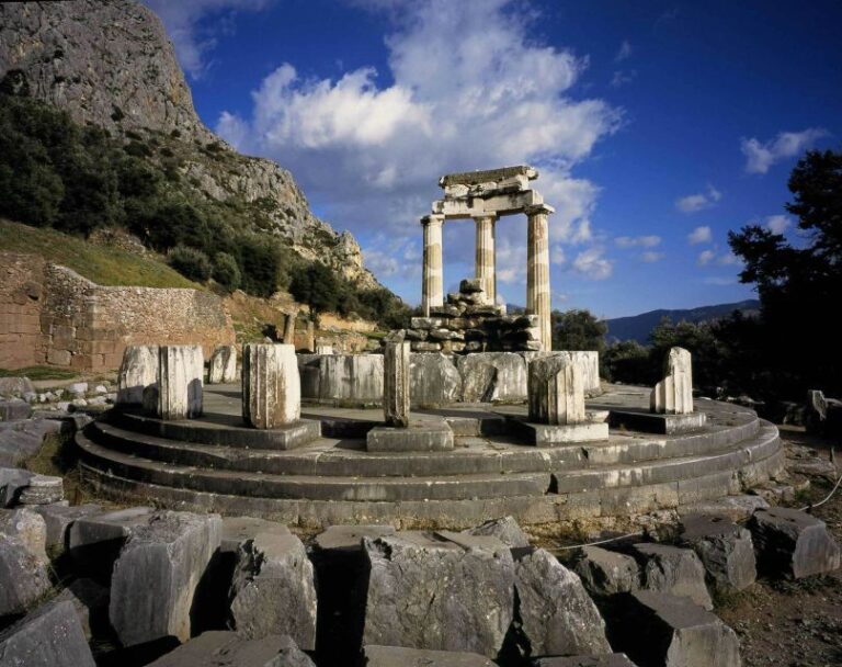 From Athens: Private Delphi and Thermopylae Guided Day Trip