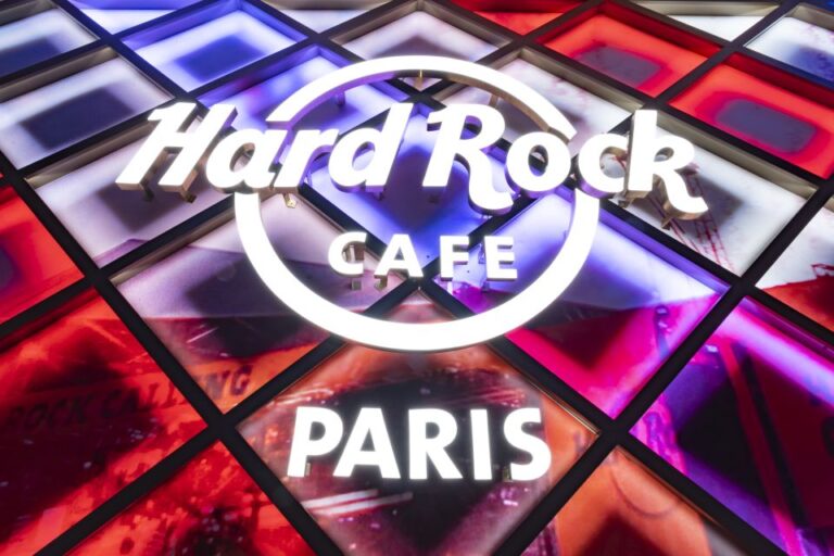 Paris: Hard Rock Cafe Dining Experience