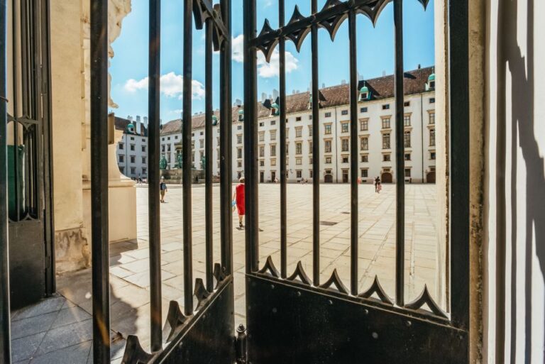 Vienna: Guided Walking Tour of City Center Highlights