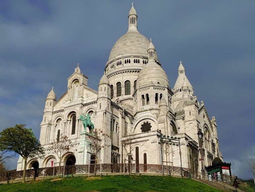 Paris: Montmartre & Sacré Coeur Tiny Group Tour - Exploring Montmartres Hidden Gems