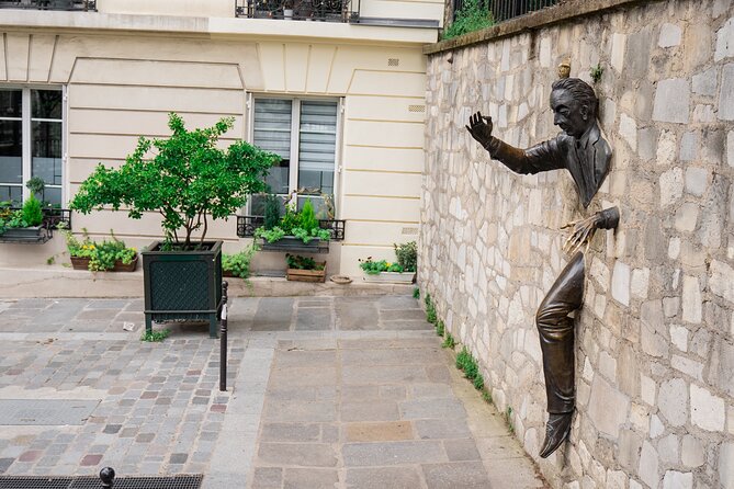 Small Group Walking Tour in Montmartre - Meeting Details