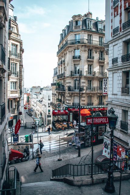 Paris: Montmartre Tour With Local Guide - Uncovering Montmartres History