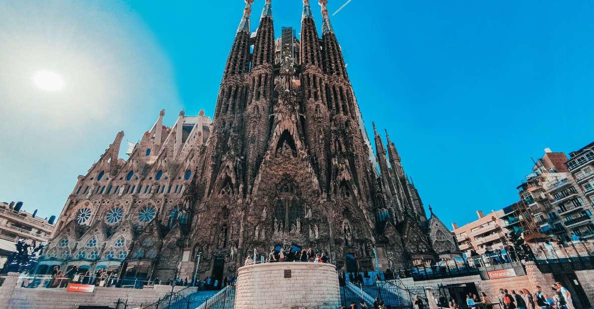 Photo Tour: Barcelona Famous Landmarks - Common questions