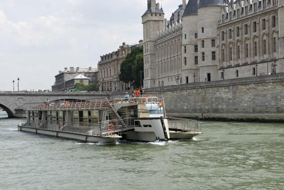 Paris: 1-Hour Sightseeing Cruise and Bistro Lunch - Common questions