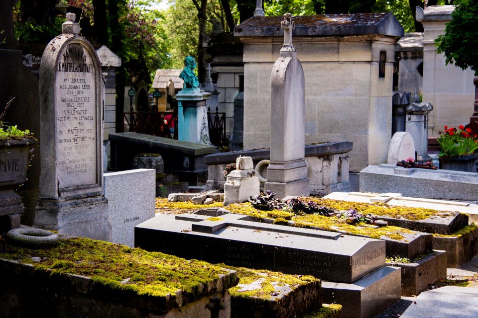 Paris: Famous Graves of Père Lachaise Small Group Tour - Key Points